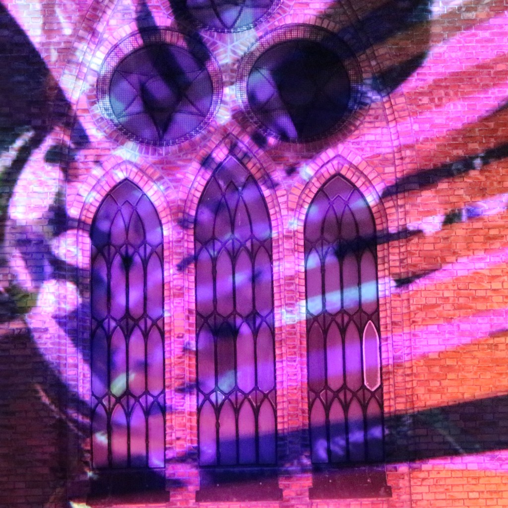An interactive installation consisting of a shadow capturing structure and projection mapping.